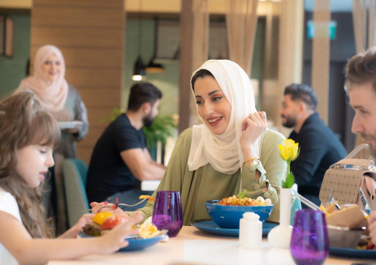 Holiday Inn & Suites Al Jubail By Ihg Al Fanatir Bagian luar foto